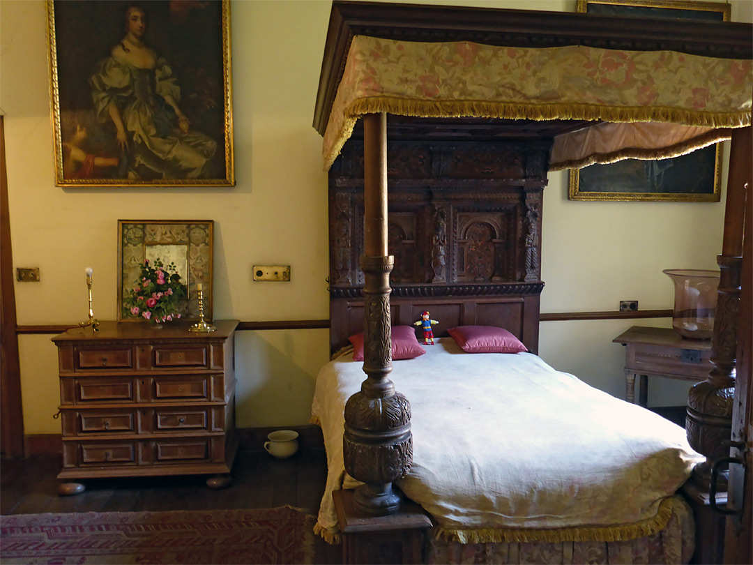 Bed chamber