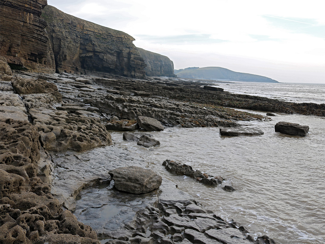 Narrowing band of rocks