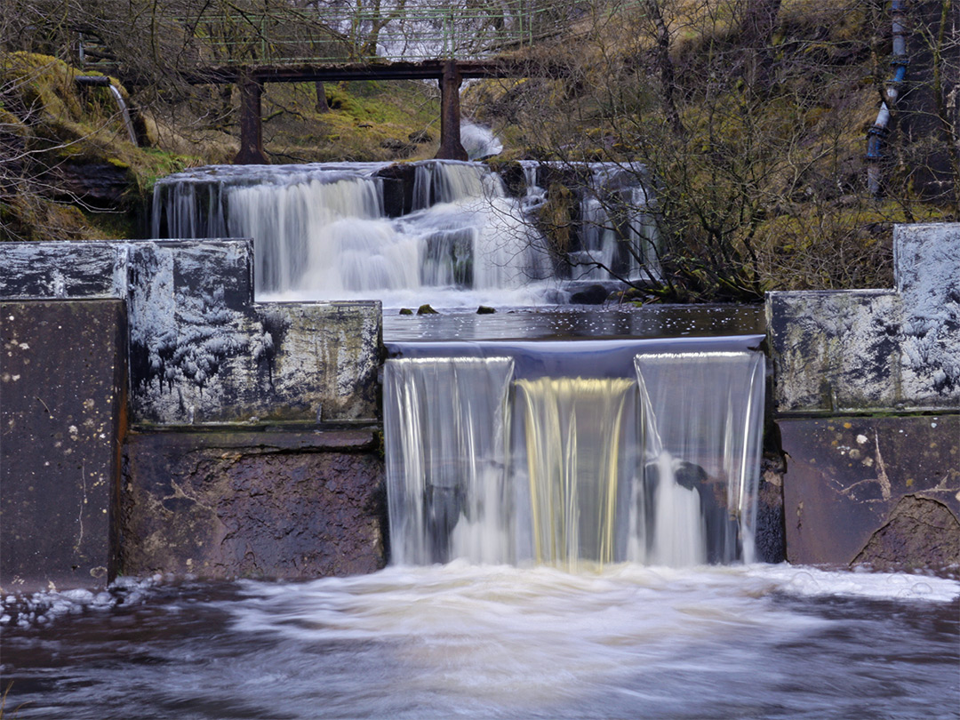 Cascades over the weirs