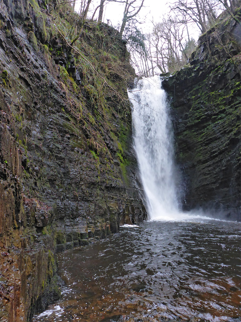 Cliffs beside Sgwd Einion Gam